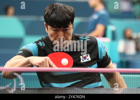 Jung Gil KIM aus der Republik Korea im Para Tischtennis - Männer Singles - MS4 bei den Paralympischen Spielen 2024 in Paris, Frankreich Stockfoto