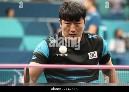 Jung Gil KIM aus der Republik Korea im Para Tischtennis - Männer Singles - MS4 bei den Paralympischen Spielen 2024 in Paris, Frankreich Stockfoto