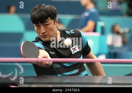 Jung Gil KIM aus der Republik Korea im Para Tischtennis - Männer Singles - MS4 bei den Paralympischen Spielen 2024 in Paris, Frankreich Stockfoto