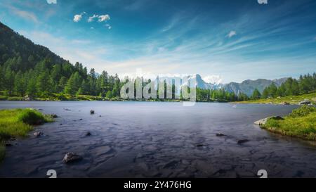 Der Arpy-See (Lago d'Arpy auf italienisch) und der Grandes Jorasses-Berg im Mont-Blanc-Massiv im Hintergrund. Morgex, Region Aosta Valley, Stockfoto