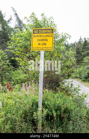 Kein Abladeschild bei den Overfalls an der Healeys Pond Road in Conception Harbour, Neufundland & Labrador, Kanada Stockfoto