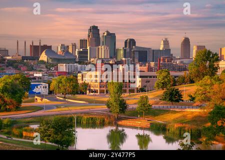 Kansas City, Missouri, USA. Luftbild der Skyline von Kansas City bei Sonnenuntergang im Herbst. Stockfoto