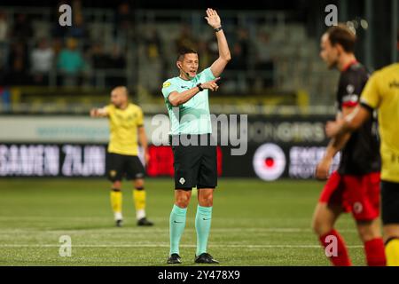 Rotterdam, Niederlande. September 2024. ROTTERDAM, NIEDERLANDE - 16. SEPTEMBER: Schiedsrichter Jeroen Manschot gibt beim niederländischen Keuken Kampioen Divisie Spiel zwischen Excelsior Rotterdam und VVV Venlo im Van Donge & de Roo Stadion am 16. September 2024 in Rotterdam, Niederlande. (Foto von Hans van der Valk/Orange Pictures) Credit: Orange Pics BV/Alamy Live News Stockfoto