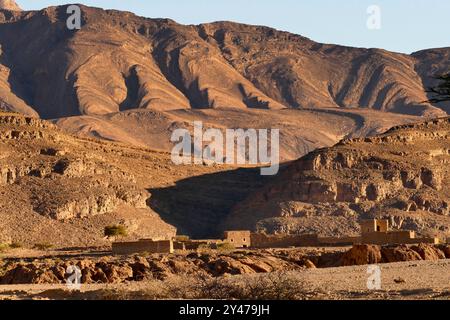 Das Tata-Tal und die Berber Ksars, alte befestigte Dörfer, die heute verlassen wurden, monumentale Festungen, die in der präsaharischen Wüste stehen. Stockfoto