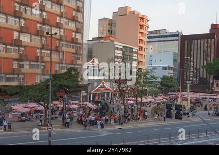 Liberdade Viertel, Sao Paulo, Brasilien. Liberdade Avenue, Liberdade Square und Metro Eingang. Liberdade Fair, die am Wochenende stattfindet. Stockfoto