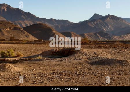 Das Tata-Tal und die Berber Ksars, alte befestigte Dörfer, die heute verlassen wurden, monumentale Festungen, die in der präsaharischen Wüste stehen. Stockfoto