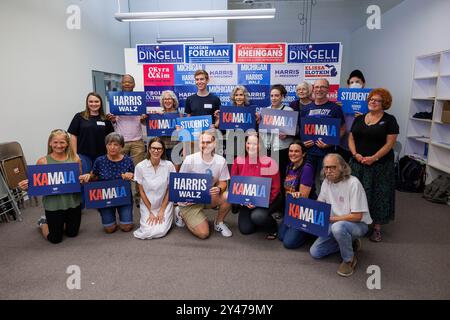 Ann Arbor, Michigan, USA. September 2024. JANE FONDA macht Fotos mit Freiwilligen für die Kampagne von Vizepräsident Kamala Harris während eines Canvass Kickoff in Ann Arbor, mir, am 16. September 2024. (Kreditbild: © Andrew Roth/ZUMA Press Wire) NUR REDAKTIONELLE VERWENDUNG! Nicht für kommerzielle ZWECKE! Quelle: ZUMA Press, Inc./Alamy Live News Stockfoto