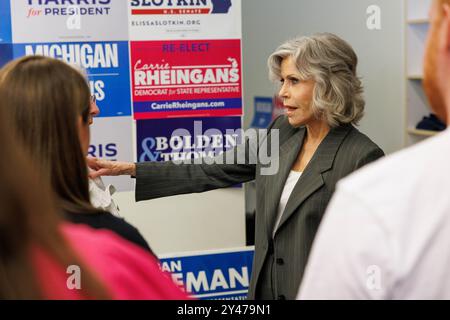 Ann Arbor, Michigan, USA. September 2024. JANE FONDA mischt sich mit Freiwilligen für die Kampagne von Vizepräsident Kamala Harris während eines Canvass Kickoff in Ann Arbor, mir, am 16. September 2024. (Kreditbild: © Andrew Roth/ZUMA Press Wire) NUR REDAKTIONELLE VERWENDUNG! Nicht für kommerzielle ZWECKE! Quelle: ZUMA Press, Inc./Alamy Live News Stockfoto