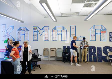 Ann Arbor, USA. September 2024. Die Wand eines Büros, in dem Jane Fonda am 16. September 2024 einen Auftakt für die Kampagne von Vizepräsident Kamala Harris in Ann Arbor, mir, hielt. (Foto: Andrew Roth/SIPA USA) Credit: SIPA USA/Alamy Live News Stockfoto