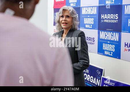 Ann Arbor, USA. September 2024. Jane Fonda mischt sich mit Freiwilligen für die Kampagne von Vizepräsident Kamala Harris während eines Canvass Kickoff in Ann Arbor, mir, am 16. September 2024. (Foto: Andrew Roth/SIPA USA) Credit: SIPA USA/Alamy Live News Stockfoto