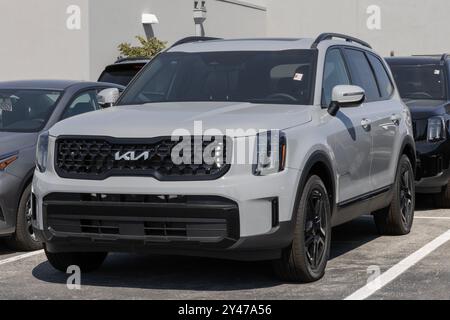 Avon - 15. September 2024: Kia Telluride EX X-Line Display in einem Händlerbetrieb. Kia bietet den Telluride mit einem 3,8-l-V6-Motor mit Direkteinspritzung an. MEIN:2024 Stockfoto