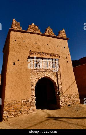 Das Tata-Tal und die Berber Ksars, alte befestigte Dörfer, die heute verlassen wurden, monumentale Festungen, die in der präsaharischen Wüste stehen. Stockfoto