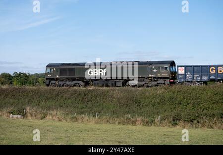 Diesellokomotive der Baureihe 66 GBRf Nr. 66779 „Evening Star“ bei Hatton Bank, Warwickshire, England, Großbritannien Stockfoto