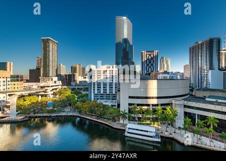 Skyline von Büro- und Wohngebäuden im Zentrum von Miami, mit Miami River at Morning, Florida, USA Stockfoto