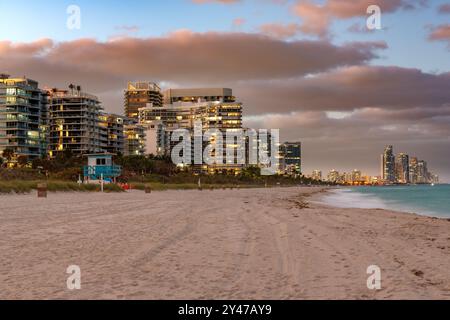 Skyline der Gebäude am Surfside Beach in Miami, USA Stockfoto