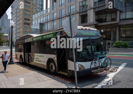 Pawtucket RIPTA Bus auf Roosevelt Avenue in der Innenstadt von Pawtucket, Rhode Island RI, USA. Stockfoto