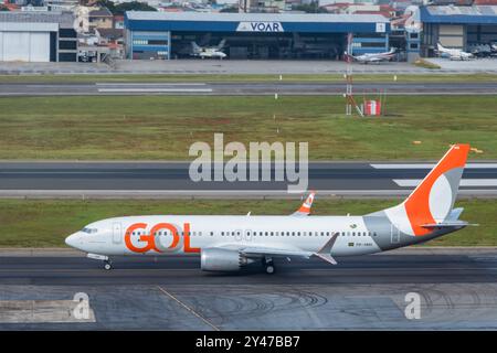 Gol Airlines Boeing 737 800 PR GTC Flugzeug, Congonhas Airport, São Paulo, Brasilien. Ein kommerzielles Flugzeug aus nächster Nähe auf der Start- und Landebahn des Flughafens. Stockfoto