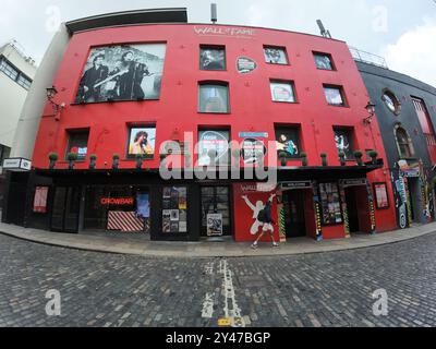 DUBLIN, IRLAND - 26. JULI 2024: Man Walks Under the Rock and Roll Museum, in dem irische Rockstars gefeiert werden Stockfoto