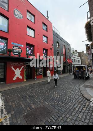 DUBLIN, IRLAND - 26. JULI 2024: Das lokale Leben im Temple Bar District, dem Rock and Roll Museum, das irische Rockstars zelebriert Stockfoto