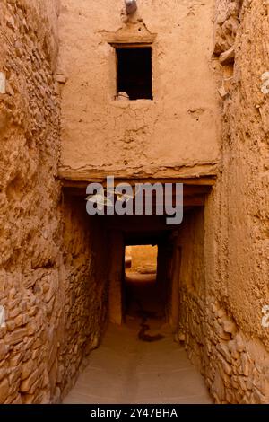 Das Tata-Tal und die Berber Ksars, alte befestigte Dörfer, die heute verlassen wurden, monumentale Festungen, die in der präsaharischen Wüste stehen. Stockfoto