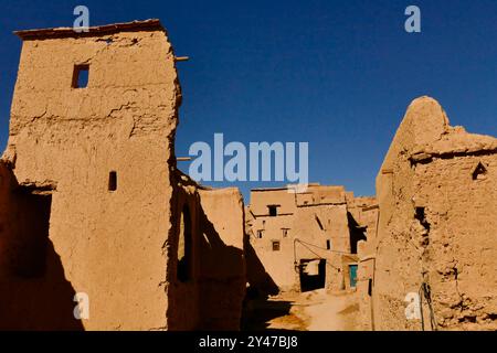 Das Tata-Tal und die Berber Ksars, alte befestigte Dörfer, die heute verlassen wurden, monumentale Festungen, die in der präsaharischen Wüste stehen. Stockfoto