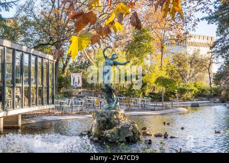 Avignon, Frankreich - 25. November 2023: Teich und Statue im Garten des Rocher des Doms, Stadt Avignon, Département Vaucluse, Frankreich Stockfoto