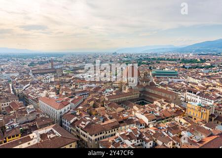 Ein atemberaubender Blick aus der Vogelperspektive auf Florenz, die Toskana mit den historischen roten Dächern der Stadt, den berühmten Kuppeln und der Renaissance-Architektur inmitten von Stunni Stockfoto