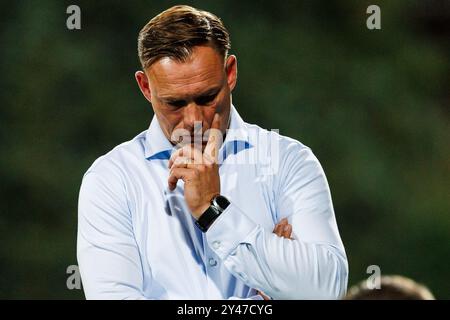 Helmond, Niederlande. September 2024. HELMOND, Helmond Sport - Top Oss, 16.09.2024, Niederländisch Keuken Kampioen Divisie Saison 2024-2025, GS stadion Helmond Sport Coach Kevin Hofland Credit: Pro Shots/Alamy Live News Stockfoto