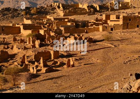 Das Tata-Tal und die Berber Ksars, alte befestigte Dörfer, die heute verlassen wurden, monumentale Festungen, die in der präsaharischen Wüste stehen. Stockfoto