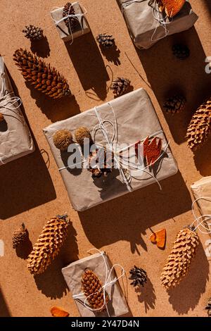 Keine verschwenderische Weihnachts-Knolling-Wohnung mit harten Schatten. Handgefertigtes Öko-Geschenk, natürliche Silvester-Jute-Dekoration, Draufsicht. Kraftpapier verpackt mit Stockfoto