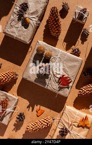 Keine verschwenderische Weihnachts-Knolling-Wohnung mit harten Schatten. Handgefertigtes Öko-Geschenk, natürliche Silvester-Jute-Dekoration, Draufsicht. Kraftpapier verpackt mit Stockfoto