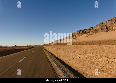 Das Tata-Tal und die Berber Ksars, alte befestigte Dörfer, die heute verlassen wurden, monumentale Festungen, die in der präsaharischen Wüste stehen. Stockfoto