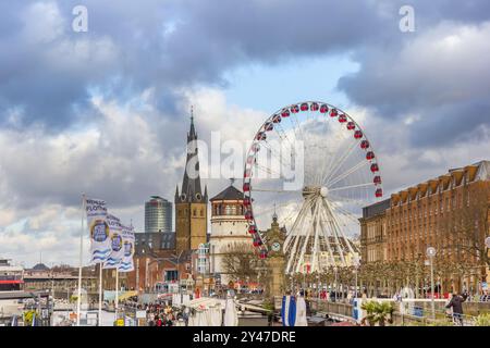 Riesenrad auf dem weihnachtsmarkt in Düsseldorf Stockfoto