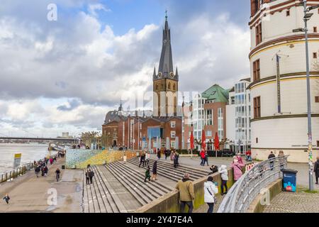 Menschen an der rheinpromenade in der Düsseldorfer Altstadt Stockfoto