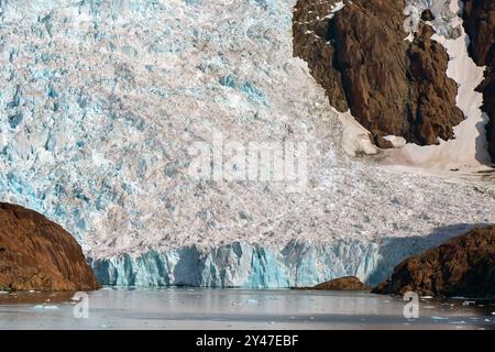 Malerischer Blick auf einen Gletscher am Wasserrand eines Fjords im Prince Christian Sound in Grönland Stockfoto