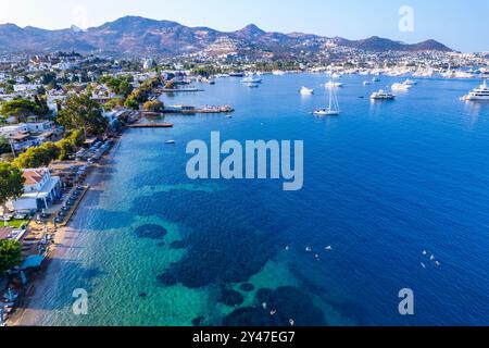 Yalikavak Bucht von Bodrum. Mugla, Türkei. Panoramablick auf Yalikavak Yachthafen und Strand. Drohnenaufnahme. Stockfoto