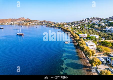 Yalikavak Bucht von Bodrum. Mugla, Türkei. Panoramablick auf Yalikavak Yachthafen und Strand. Drohnenaufnahme. Stockfoto