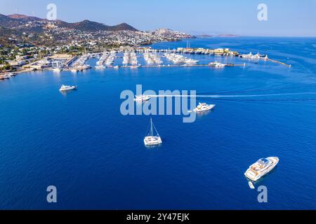 Yalikavak Bucht von Bodrum. Mugla, Türkei. Panoramablick auf Yalikavak Yachthafen und Strand. Drohnenaufnahme. Stockfoto