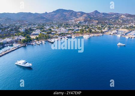 Yalikavak Bucht von Bodrum. Mugla, Türkei. Panoramablick auf Yalikavak Yachthafen und Strand. Drohnenaufnahme. Stockfoto