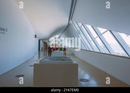 Museum von morgen, Rio de Janeiro, Brasilien. 14.07.24. Innerer Seitenkorridor des Museums. Das Gebäude wurde vom spanischen Architekten Santiago Calatrava entworfen. Stockfoto