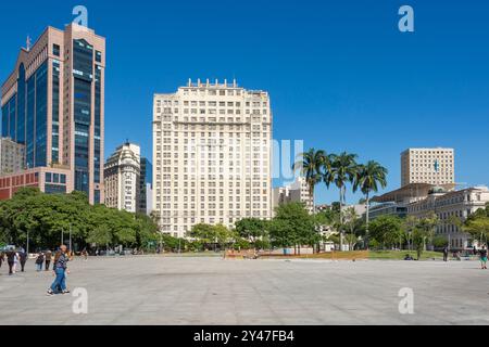 Mauá-Platz, Rio de Janeiro, Brasilien. „Die Nacht“-Gebäude in der Bildmitte. Der erste Wolkenkratzer in Lateinamerika. Baujahr 1929, 102 Meter hoch. Stockfoto