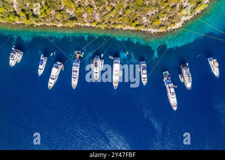 Paradise Bay (türkisch: Cennet Koyu) in Bodrum. Mugla, Türkei. Eine der schönsten Buchten in Bodrum mit blauem Meer und Natur. Drohnenaufnahme. Stockfoto