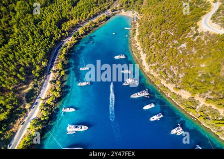 Paradise Bay (türkisch: Cennet Koyu) in Bodrum. Mugla, Türkei. Eine der schönsten Buchten in Bodrum mit blauem Meer und Natur. Drohnenaufnahme. Stockfoto