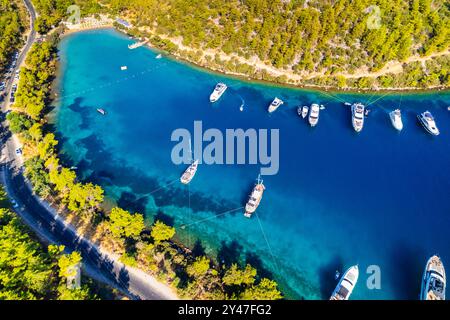 Paradise Bay (türkisch: Cennet Koyu) in Bodrum. Mugla, Türkei. Eine der schönsten Buchten in Bodrum mit blauem Meer und Natur. Drohnenaufnahme. Stockfoto