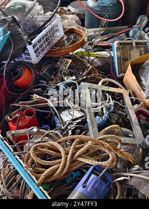 Ein Müllhaufen mit Eimer, Seil, Flaschen und anderen Gegenständen auf einer Deponie Stockfoto