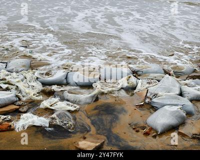 Müll verstreut über den ganzen Strand in der Nähe des Meeres Stockfoto