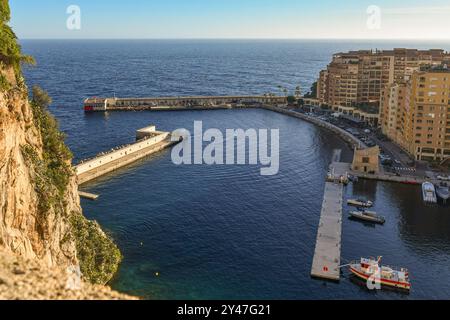 Erhöhter Blick auf die Mole des Touristenhafens Fontvieille, am Fuße des Felsens von Monaco, Fürstentum Monaco Stockfoto