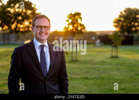 Haywards Heath, Großbritannien. September 2024. Image © lizenziert für Parsons Media. 16/09/2024. Haywards Heath, Großbritannien. Tom Tugendhat besucht Hustings in Haywards Heath. Tom Tugendhat, Abgeordneter der Konservativen Partei hoffnungsvoll, nimmt an einem Hustings auf dem South of England Showground in Haywards Heath Teil. Foto: andrew parsons/Alamy Live News Stockfoto