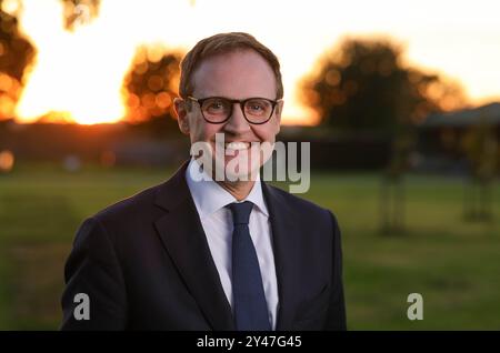 Haywards Heath, Großbritannien. September 2024. Image © lizenziert für Parsons Media. 16/09/2024. Haywards Heath, Großbritannien. Tom Tugendhat besucht Hustings in Haywards Heath. Tom Tugendhat, Abgeordneter der Konservativen Partei hoffnungsvoll, nimmt an einem Hustings auf dem South of England Showground in Haywards Heath Teil. Foto: andrew parsons/Alamy Live News Stockfoto