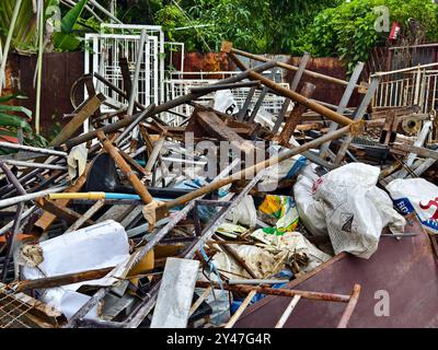 Ein Müllhaufen mit Eimer, Seil, Flaschen und anderen Gegenständen auf einer Deponie Stockfoto